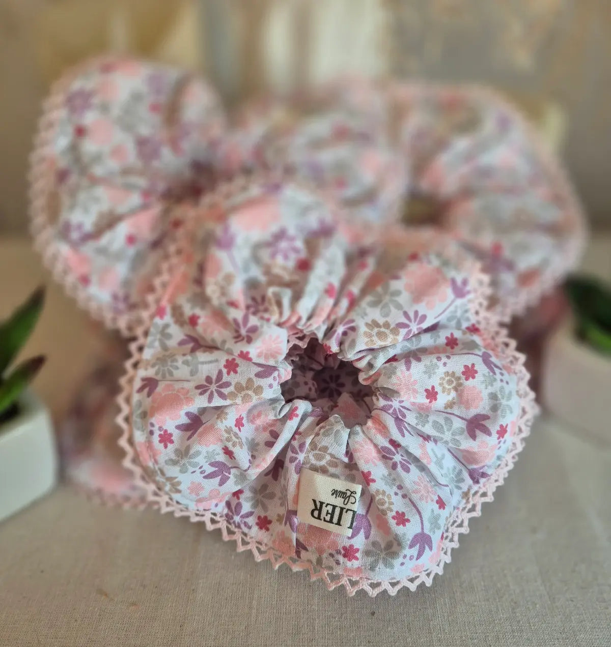 Chouchou Fleuri Rose Poudré & Mauve – Dentelle Picot