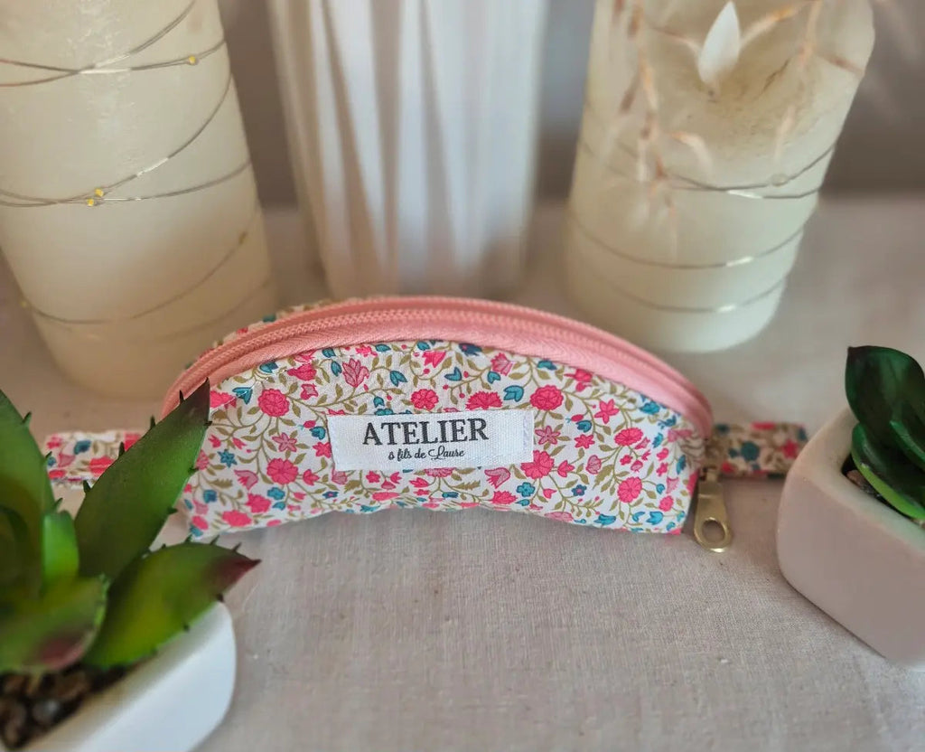 Petit porte-monnaie demi-lune en tissu Liberty fleuri rose avec fermeture éclair rose – Atelier ô fils de laure
