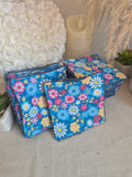 Coton Lavable Fleurs Colorées – Fond Bleu   10 x 10 cm