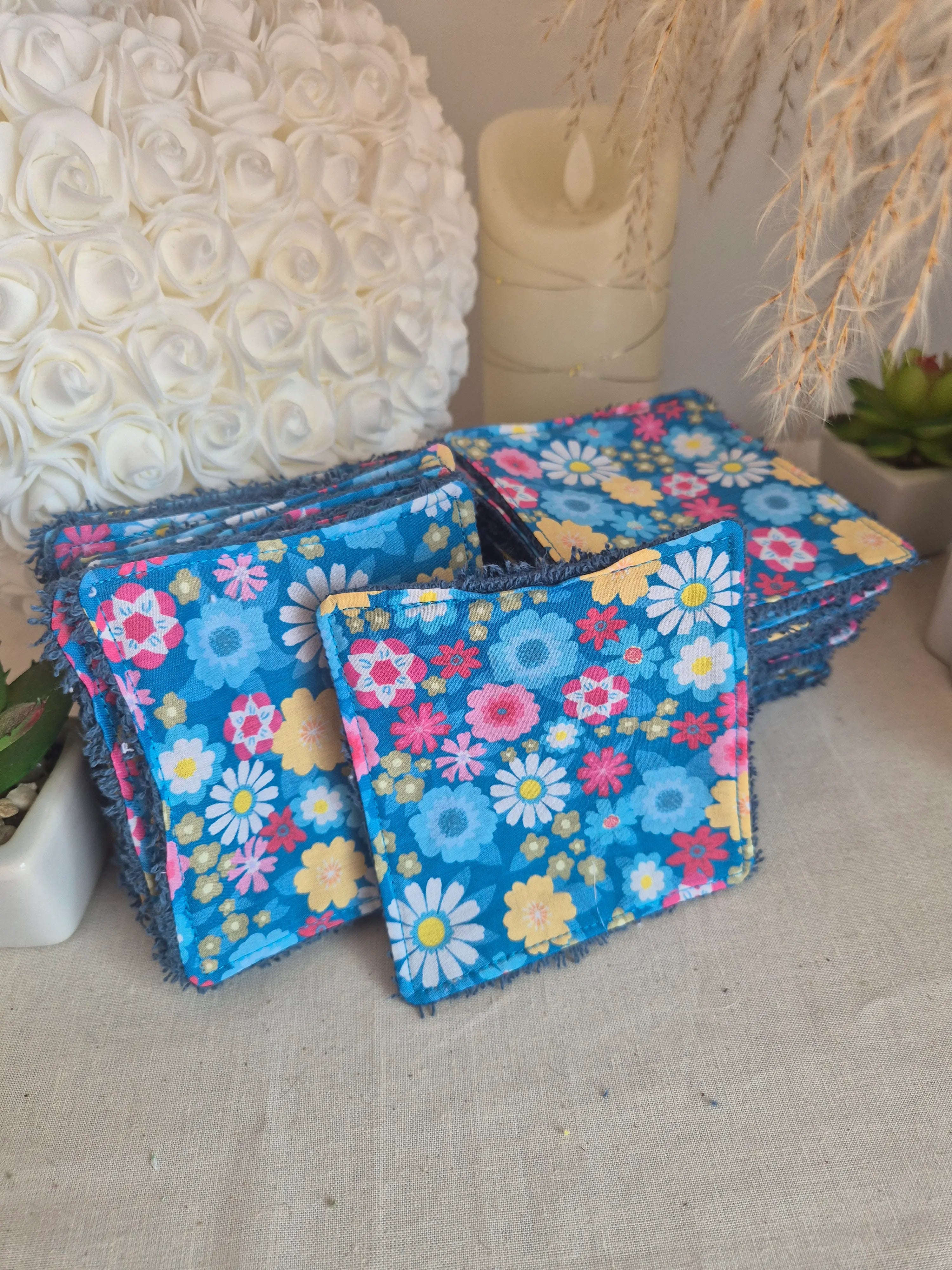 Coton Lavable Fleurs Colorées – Fond Bleu   10 x 10 cm