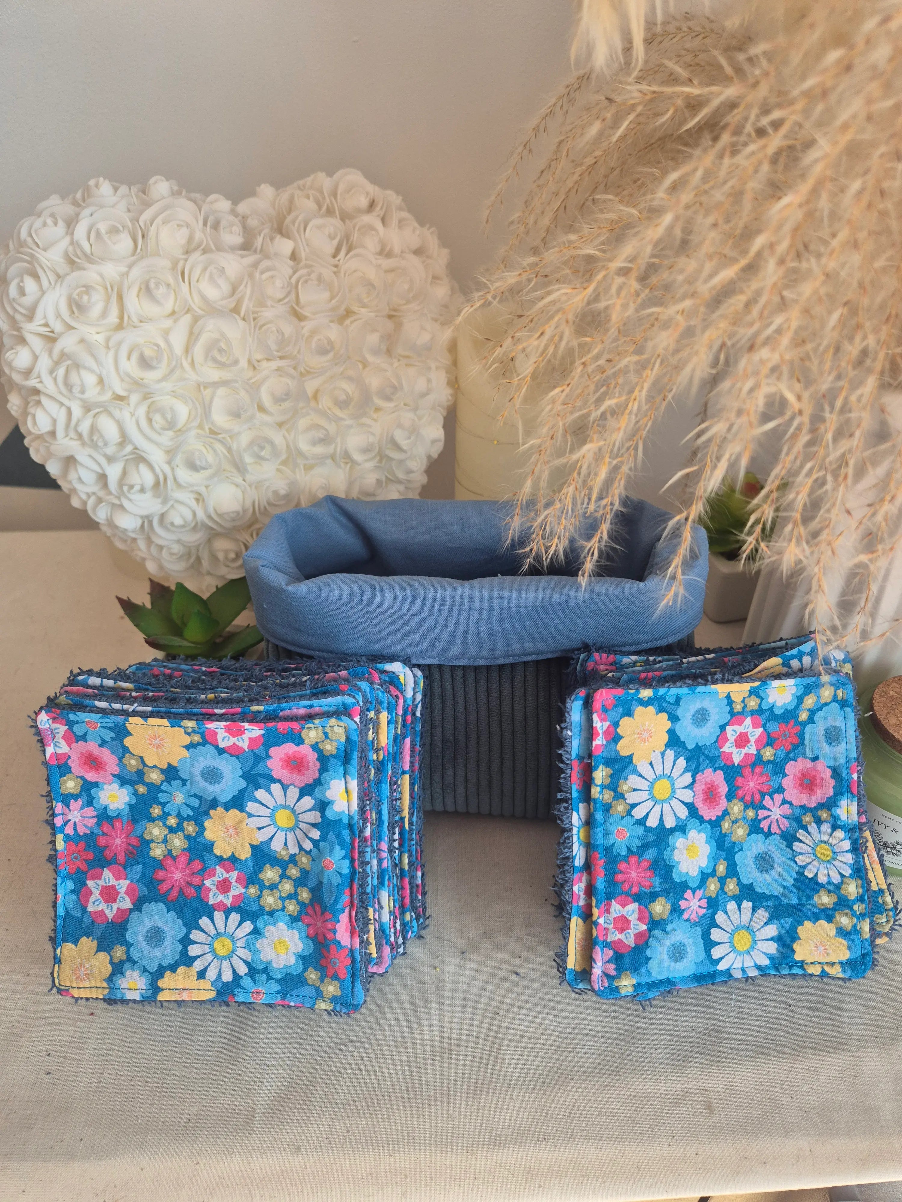 Coton Lavable Fleurs Colorées – Fond Bleu   10 x 10 cm