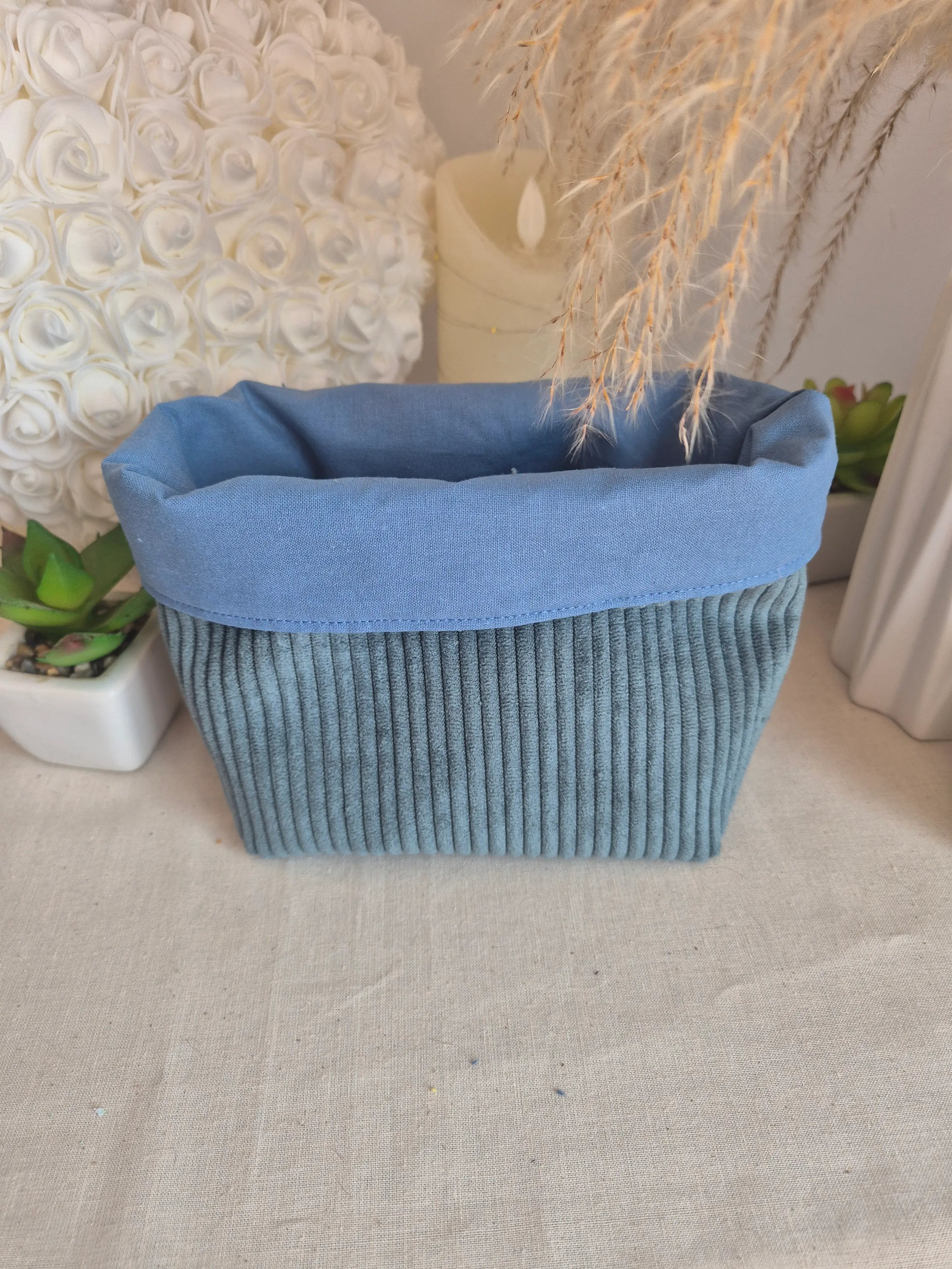 Coton Lavable Fleurs Colorées – Fond Bleu   10 x 10 cm